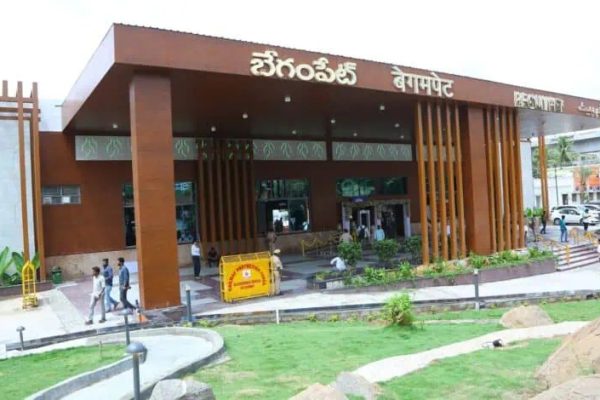 పిఎం మోడీ మొత్తం మహిళా పనిచేసే బెగుంపెట్ రైల్వే స్టేషన్ ను ప్రారంభించింది